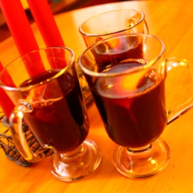 Vino caliente especiado en vasos/ Mulled wine in glasses